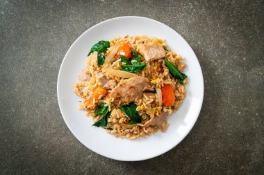 Beyaz tabakta domuz etli ev yapımı pilav.