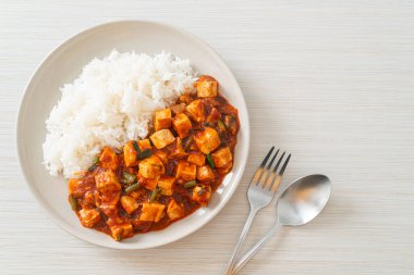 Mapo Tofu - Geleneksel Sichuan yemeği ipek tofu ve kıyma, acı biber yağı ve Sichuan biberleri ile doldurulmuş mala tadında - Asya yemek tarzı