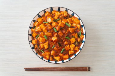 Mapo Tofu - Geleneksel Sichuan yemeği ipek tofu ve kıyma, acı biber yağı ve Sichuan biberleri ile doldurulmuş mala tadında - Asya yemek tarzı
