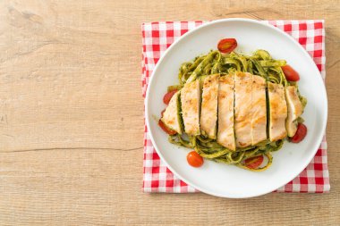Pesto soslu makarna ve ızgara tavuklu ev yapımı fettuccine spagetti.