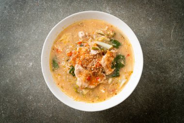 Tayland usulü domuz etli Sukiyaki Çorbası ya da sukiyaki çorbası içinde domuz ve sebzeli haşlanmış vermicelli Asya yemeği.