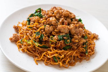 Tayland fesleğeni ve kıymalı kızarmış erişte Asya usulü.