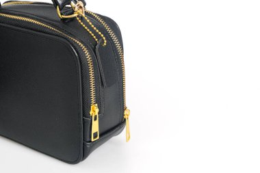 Güzel kadın deri çanta beyaz arka planda izole