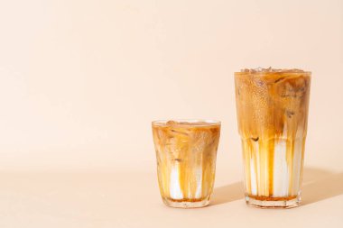 Buzlu karamelli macchiato. Bardakta kahve.