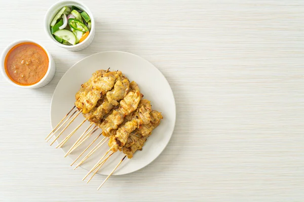酢でキュウリのスライスと玉ねぎであるピーナッツソース漬物とポークサテ アジア料理スタイル — ストック写真