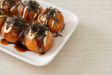 Takoyaki köftesi ya da ahtapot köftesi - Japon yemeği tarzı.