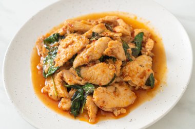 Kızarmış tavuğu acı biber ezmesi ya da biber ezmesi ile karıştırmak - Asya yemeği tarzı