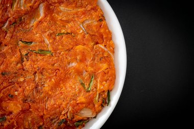 Kore kimçili krep ya da Kimçijeon - Kızarmış yumurta, kimçi ve un - Kore yemeği tarzı