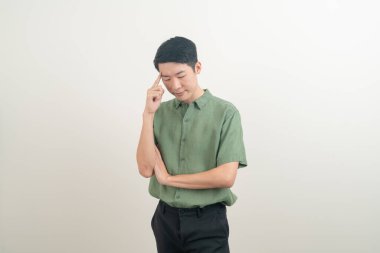 Beyaz arka planda düşünen genç Asyalı adam portresi