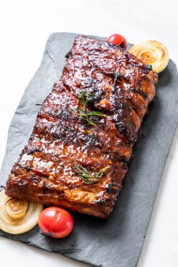 Izgara ve ızgara domuz pirzolası.