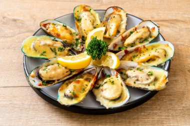 Peynirli taze midye.