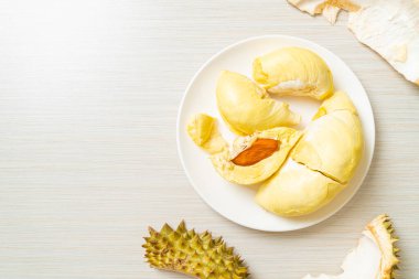 Durian olgun ve taze, durian kabuğu beyaz tabakta.