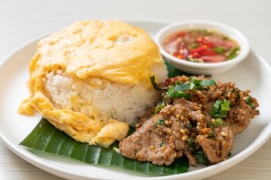 Kızarmış domuz eti ve baharatlı soslu yumurta, Asya usulü.