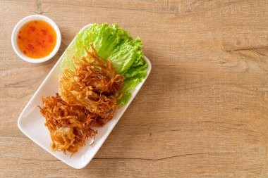 Kızarmış Enoki Mantarı veya Altın İğne Mantarı - vejetaryen ve vejetaryen yemek tarzı