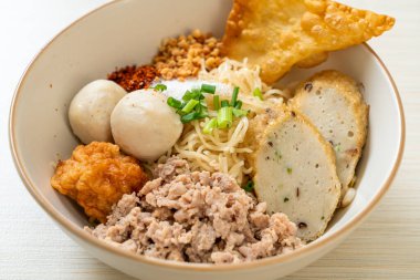 Balık köfteli baharatlı erişte ve çorbasız karides köftesi. Asya usulü.