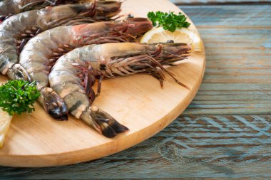 Taze kaplan karidesi ya da tahta üzerinde karides