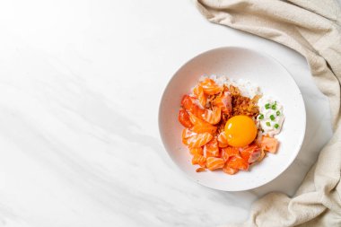 Çiğ somon ve yumurta turşulu Japon pirinci. Asya usulü.