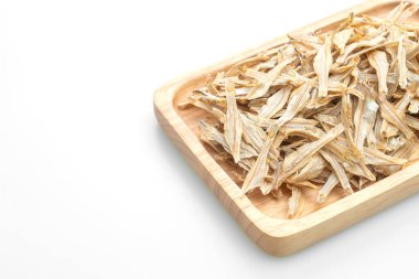 Beyaz arka planda izole edilmiş kuru ve çıtır çıtır fırın balığı.