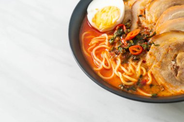 Ramen Eriştesi Baharatlı Tomyum Çorbası ile Kızarmış Domuz Füzyon Gıda Stili