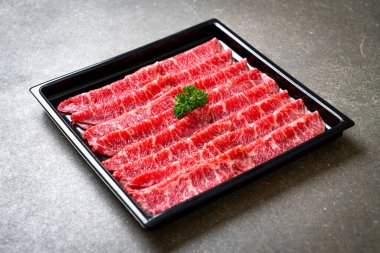 Sukiyaki ve Shabu ya da Yakiniku 'ya servis edilen mermer dokulu taze et.