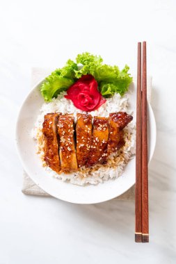 tepesinde ekmek kapısı üzerinde teriyaki soslu ızgara tavuk