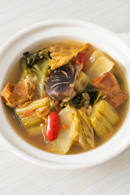 haşlanmış lahana turşusu ve acı kabak çorbası - Asya ve vegan ve vejetaryen yemek tarzı