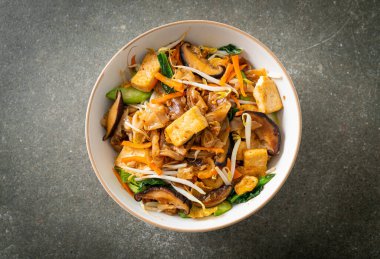 Tofu ve sebzeli kızarmış şehriye. Vejetaryen ve vejetaryen yemek tarzı.