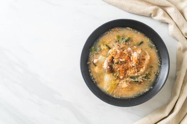 Tayland usulü domuz etli Sukiyaki Çorbası ya da sukiyaki çorbası içinde domuz ve sebzeli haşlanmış vermicelli Asya yemeği.