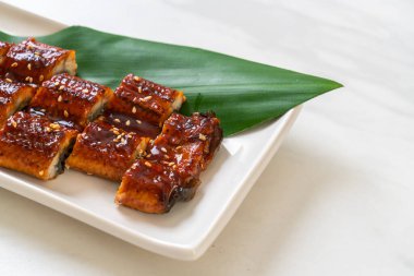 Dilimlenmiş yılan balığı ya da soslu ızgara unagi (Kabayaki) - Japon yemeği tarzı.