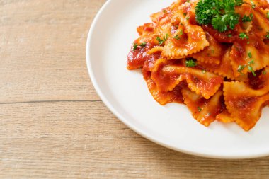 Maydanozlu domates soslu farfalle makarna. İtalyan yemek tarzı.