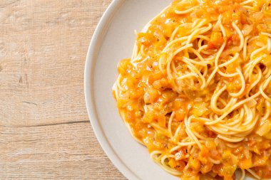 Kremalı domates soslu spagetti makarna veya pembe sos.