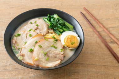 Domuz etli ve yumurtalı erişte çorbası ya da Tonkotsu eriştesi Japon yemeği tarzı.