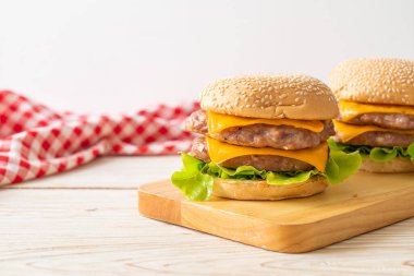 Domuz burger veya ahşap tahtada peynirli domuz burger.