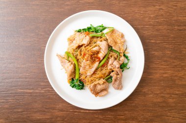 Kızarmış pirinç vermicelli ve domuz etli mimoza Asya usulü.