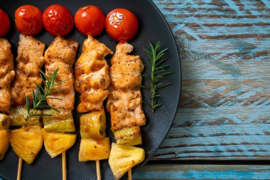 Tabakta ızgara tavuk ızgara şiş.