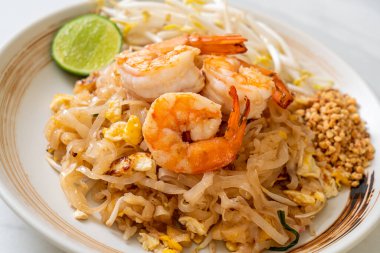 Karides ve lahanalı kızarmış şehriye ya da Pad Thai - Asya yemeği tarzı