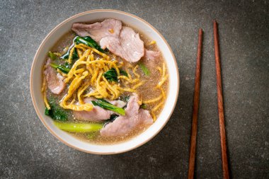 Soslu domuz etli çıtır erişte, Asya usulü.