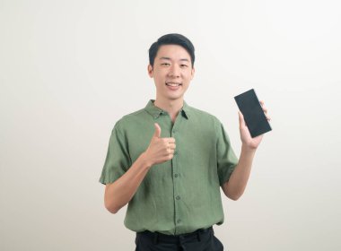 Beyaz arka planda akıllı telefon ve cep telefonu kullanan ya da konuşan genç Asyalı adam