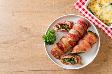 Fırında domuz pastırması, ıspanak ve peynir.