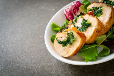 Peynir ve ıspanakla doldurulmuş fırında tavuk göğsü.
