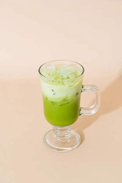 Mrożone Matcha Zielona Herbata Latte Warstwą Mleka Szkle — Zdjęcie stockowe