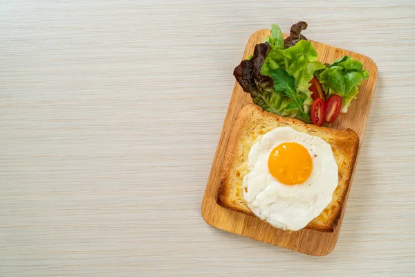 Pão Caseiro Torrado Com Queijo Ovo Frito Cima Com Salada — Fotografia de Stock