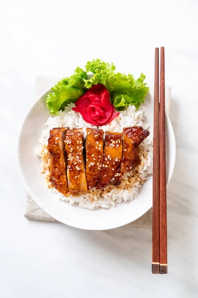 tepesinde ekmek kapısı üzerinde teriyaki soslu ızgara tavuk