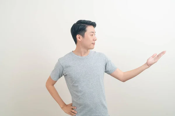 Porträtt Ung Asiatisk Man Med Hand Peka Eller Presentera Vit — Stockfoto
