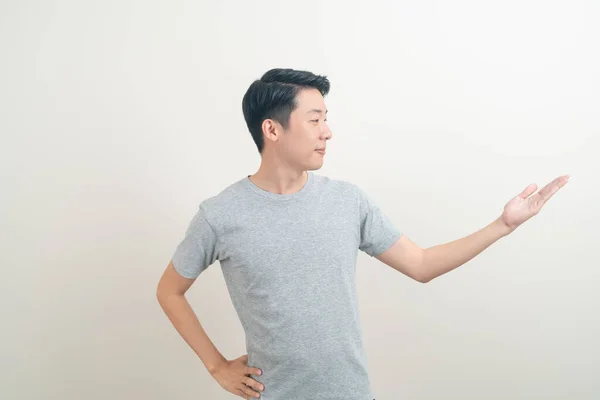 Retrato Jovem Asiático Homem Com Mão Apontando Apresentando Fundo Branco — Fotografia de Stock