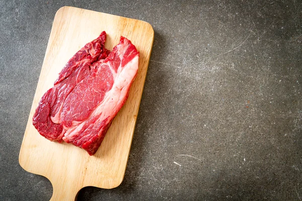 Taze çiğ biftek veya çiğ et.