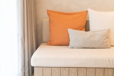 kanepede güzel ve rahat yastık dekorasyonu