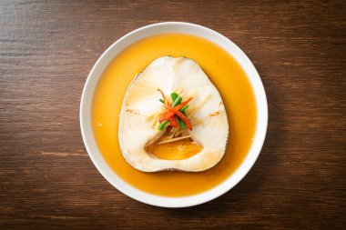 Soya soslu haşlanmış morina balığı ya da buğulanmış kar balığı ya da soya soslu Şili Bası.