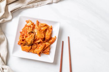 Kore usulü kimchi ile kızartılmış domuz eti.