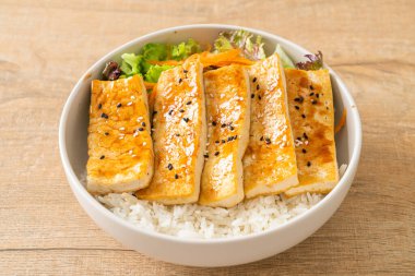 Teriyaki tofu pirinç kasesi - vejetaryen ve vejetaryen yemek tarzı